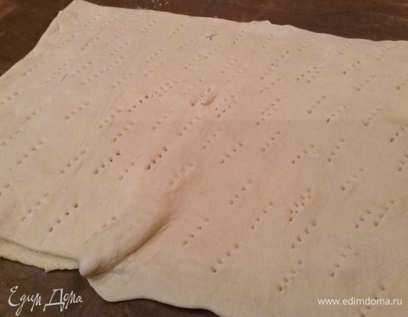 Тесто разделить на две части, раскатать (НЕ поперек!), смазать маслом, поставить в нагретую духовку и, наколов по всей площади вилкой, испечь при темп. 200 градусов до чуть золотистого цвета (приблизительно 15-20 мин.).