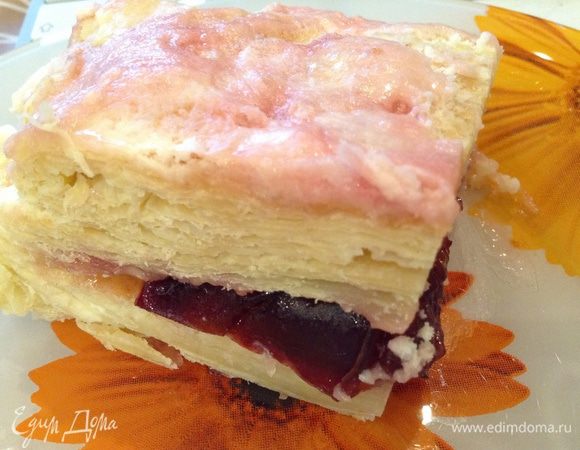 Коржи выложить на стол, дать остыть, разрезать (у меня получилось 4). Взбить сливки. Смазываем: корж+крем+корж+сливовую массу+корж+крем+корж+крем.
Убираем в холодильник на ночь.