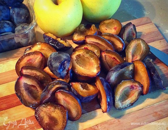 фрукты помыть....обсушить бумажным полотенцем....сливу разрезать пополам, убрать косточку...