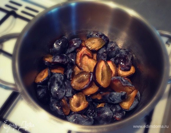 Укладываем сливу в кастрюлю или таз....присыпаем половиной сахара...