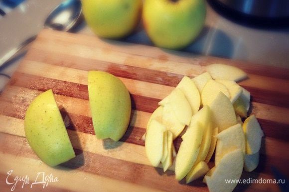 Теперь яблочки...сначала делим яблоко на четыре половинки отчищаем от сердцевины...нарезаем тонкими ломтиками прям с кожурой.....сбрызгиваем яблоки лимоном....