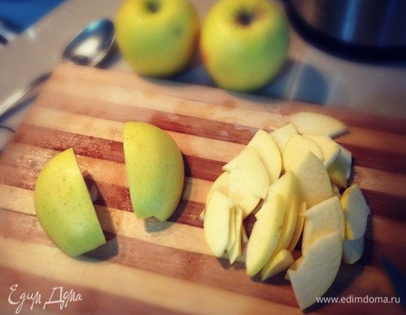Теперь яблочки...сначала делим яблоко на четыре половинки отчищаем от сердцевины...нарезаем тонкими ломтиками прям с кожурой.....сбрызгиваем яблоки лимоном....