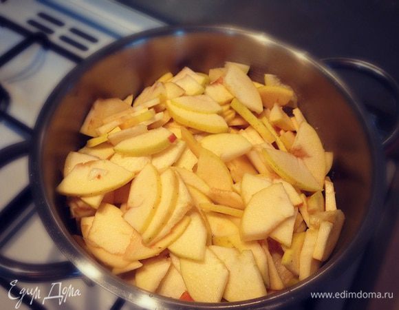 Укладываем яблоки в кастрюлю...