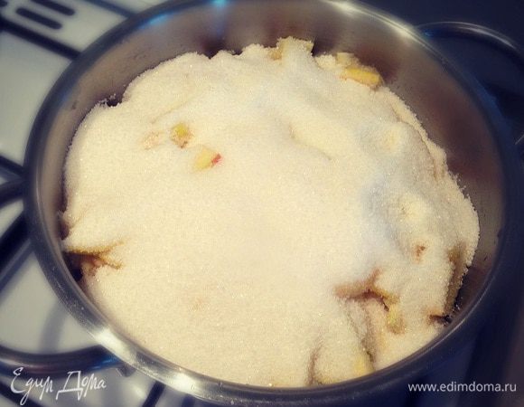 Засыпаем оставшимся сахаром...оставляем на час ....чтобы фрукты дали сок...