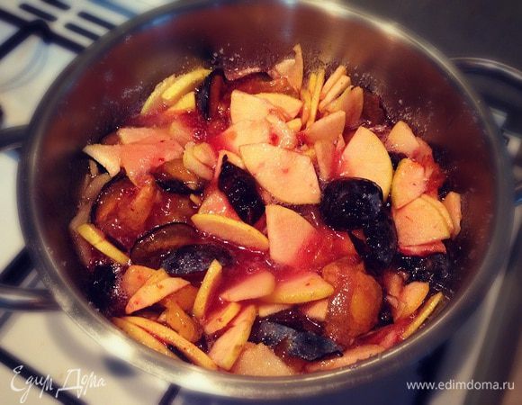 Теперь начинаем варить....доводим до закипания убавляем огонь на самый маленький и варим еще 1/2 часа ....не забываем помешивать и снимать пену....