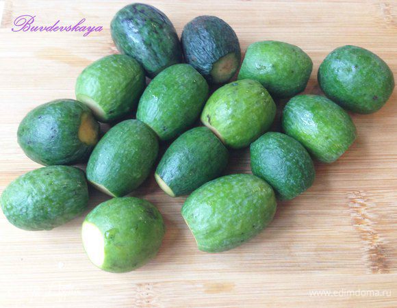 Фейхоа вымыть, обрезать хвостики, разрезать напополам.