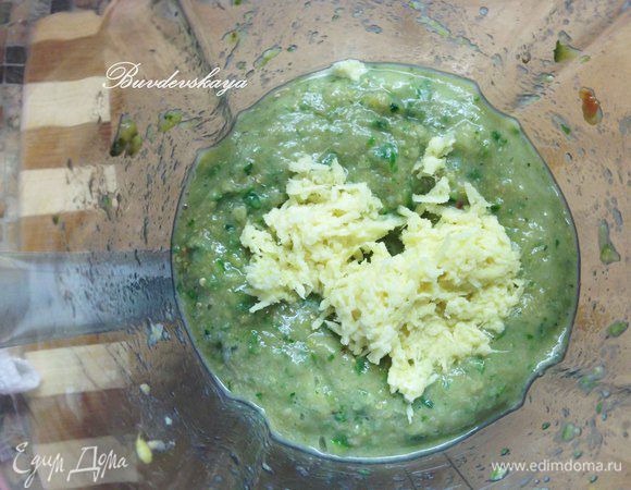 Измельчите фейхоа в блендере. Добавить лимонный сок, цедру лимона, смешать с сахаром и тертым имбирем.