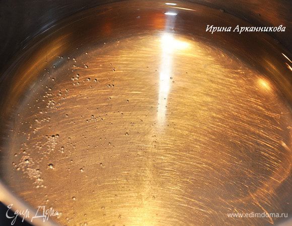 Сварить сироп из воды и сахара. Как закипит, снять пенку. Варить несколько минут. Оставить в холоде на ночь.
 