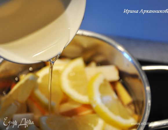 Порезать крупными дольками лимон и небольшими дольками груши. Залить сиропом.
   