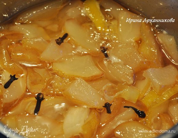 В конце добавить гвоздику и проварить несколько минут. Можно вытащить гвоздику или оставить ее в варенье. 