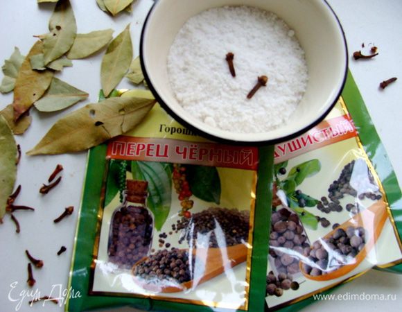 Для 0,5 л рассола, в кипящую воду добавить 2-3 горошины душистого перца, 4-5 черного, пару цветков гвоздики, пару лавровых листиков, 1 ст.л. 6%уксуса. Соль на 1 л - 1 ст.л. с горкой, значит на 0,5 л половина этого количества.