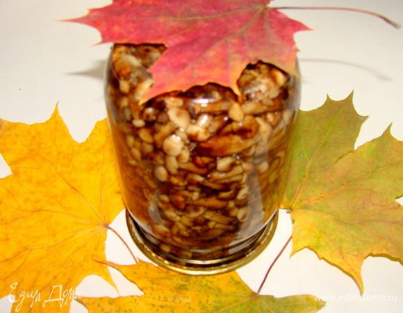 Грибы слить на друшлаг, и поместить в кипящий рассол на 5-10 минут.
Снять с огня и закатать в теплые стерилизованные банки. Перевернуть крышкой вниз и укутать до полного остывания.