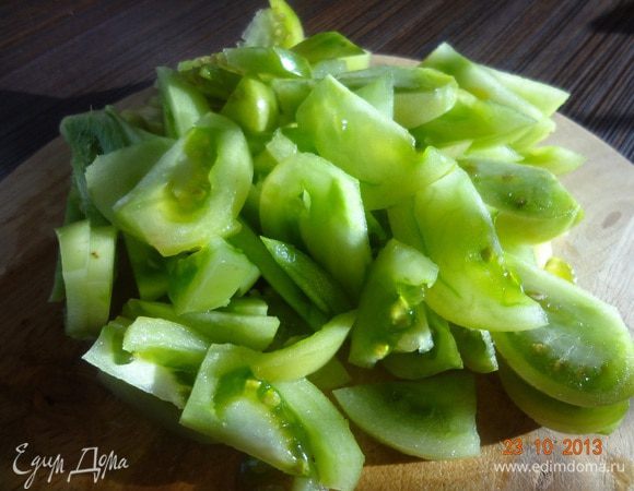 Помидоры хорошо вымыть, нарезать небольшими ломтиками.