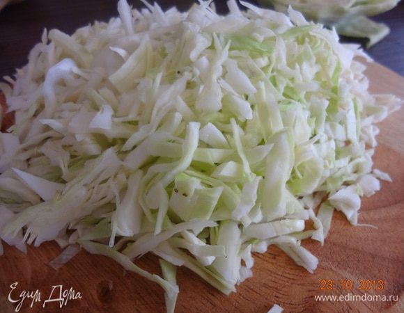 Капусту мелко нашинковать ножом или шинковкой.