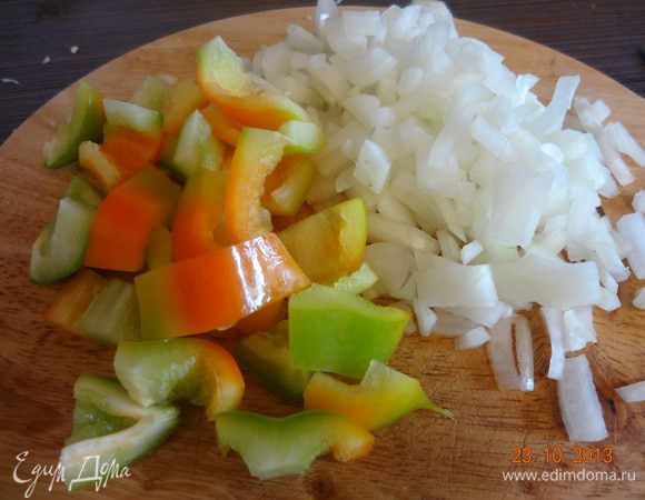 Лук очистить, измельчить, у перцев удалить семена, нарезать полосками 1-2 см.