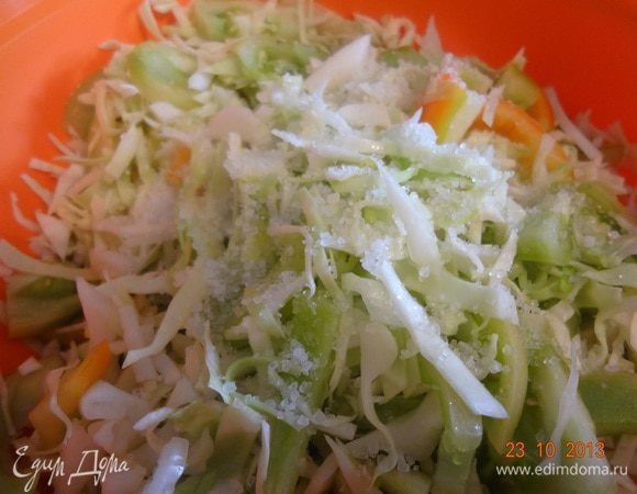 Подготовленные овощи смешать в глубокой эмалированной кастрюле (миске), добавить всю соль еще раз хорошо вымешать.