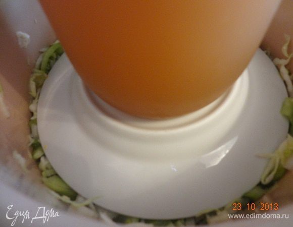 Сверху на овощную смесь положить тарелку по размеру, на нее поставить груз (например, полную 1,5-литровую банку), оставить на 8-12 часов при комнатной температуре.