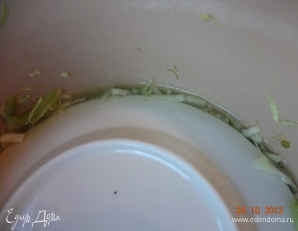 За это время овощи дадут сок, через 8-12 часов его нужно слить.