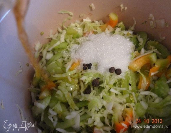 К овощной смеси добавить сахар, яблочный уксус, горошины черного и душистого перца. Поставить кастрюлю на огонь, довести до кипения и варить 10 минут на слабом огне. Стеклянные банки хорошо вымыть, простерилизовать в горячей духовке или на пару 10-12 минут, выложить в них готовую горячую смесь, хорошо уплотняя. Если предполагается хранение вне холодильника, необходимо простерилизовать в кипящей воде полулитровые банки - 10-12 минут, литровые - 15-20, затем закатать под железные крышки. Я накрываю пластиковой крышкой, охлаждаю при комнатной температуре и убираю салат в холодильник. 