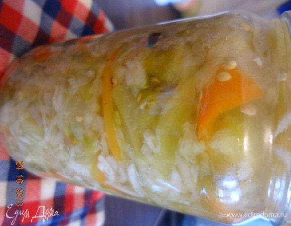 Очень хорошо подать такой салат в качестве закуски к отварному картофелю, запеченному мясу или птице.
А храниться в холодильнике баночка с салатом может до 3-х месяцев.