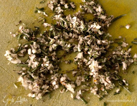 Грибы очистить и нарезать не очень мелко. Я использовала один раз смесь шампиньонов с лисичками, а в другой раз у меня были грибы вешенки с коричневыми шампиньонами... Второй вариант мне понравился больше! )))) С лесными, белыми грибами будет вообще великолепно!!!
Чеснок и ароматические травки мелко изрубить.  