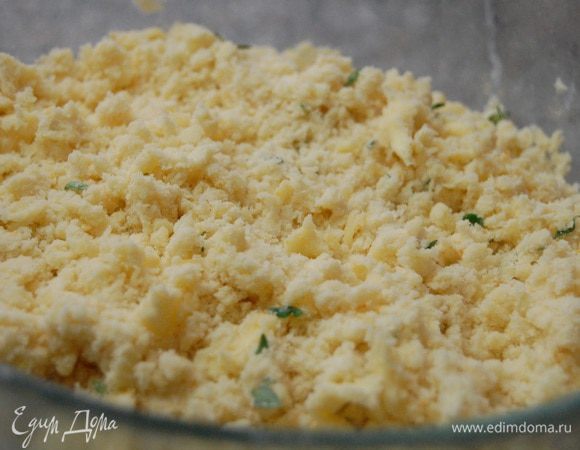 Руками перетереть в крошку.