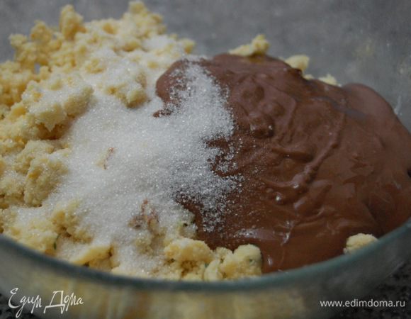 Добавить 25 г сахара и растопленный молочный шоколад. Порубить ножом (чтобы не обжечься), затем быстро замесить тесто  руками.