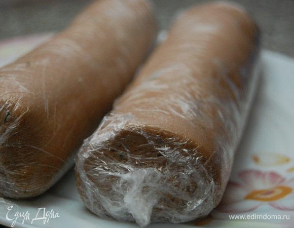 Из полученного теста скатать две колбаски, завернуть их в пищевую пленку и отправить на 1 час в холодильник. 