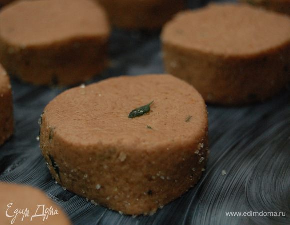 Выложить на противень (у меня бумага для выпечки закончилась, поэтому я просто смазали сливочным маслом) и выпекать до золотистого цвета при температуре 180 г. Это примерно 20 минут. 