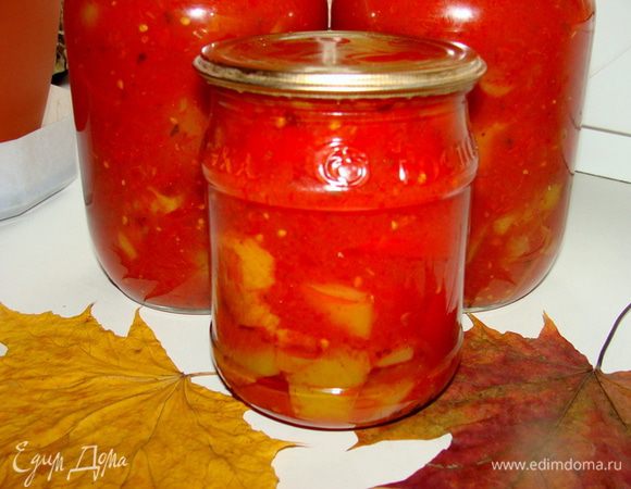 В казан или кастрюлю с толстым дном налейте масло. Подогрейте. Отправьте в масло помидоры, доведите до кипения, добавьте соль и сахар. Положите к помидорам перец.