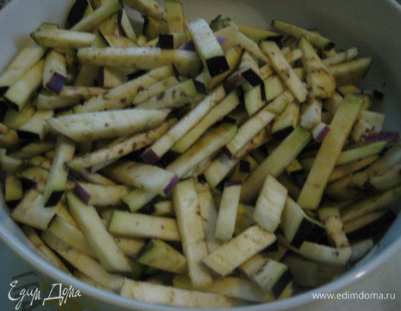 Баклажаны моем, нарезаем соломкой. Посыпаем солью, закрываем и убираем на ночь в холодильник.