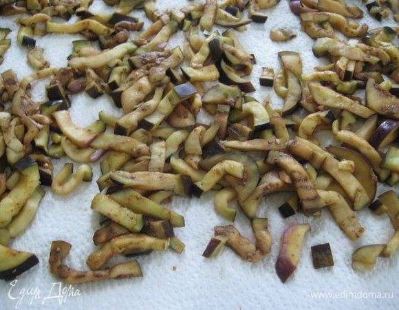 На следующий день перекладываем в дуршлаг и отжимаем от жидкости. Выкладываем на полотенце на 30 минут.