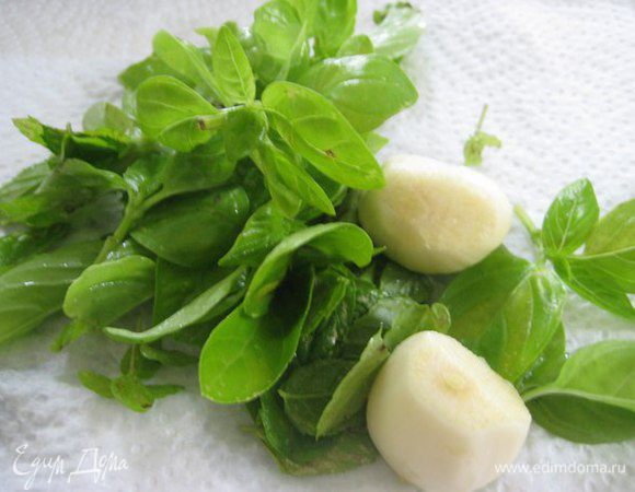 Чистим и нарезаем тонкими пластинками чеснок, моем базилик и мяту.