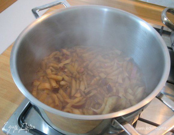 В кастрюлю наливаем уксус, когда закипит отправляем баклажаны и варим 4 минуты. Перекладываем в дуршлаг, чтобы стекла жидкость, а затем выкладываем на полотенце, оставляем подсохнуть на 2 часа.