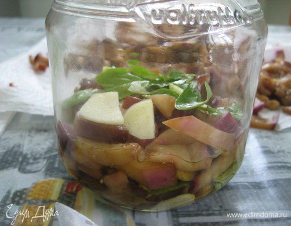 В стерилизованную банку на дно наливаем немного оливкового масла, выкладываем слоями чеснок, базилик и мяту, а затем баклажаны, утрамбовываем ложкой, покрываем маслом и так всю банку. Баклажаны должны быть полностью покрыты маслом. Оставляем на ночь без крышек, на след.день добавляем масло, если необходимо.