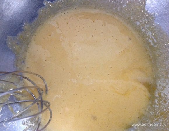 Желток слегка взбить с 1 ст. ложкой сахара.
