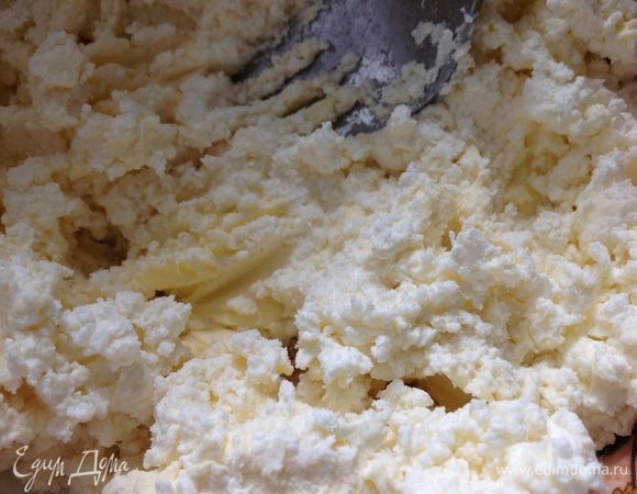 Творог растереть с маслом.
