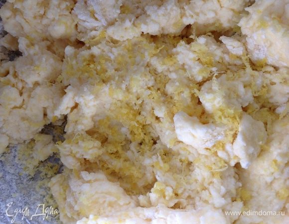 Желток соединить с творогом, добавить оставшийся сахар,соль,ванильный сахар, цедру лимона и еще раз все хорошо перемешать.
