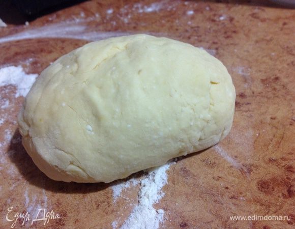 Муку с разрыхлителем просеять,и постепенно подсыпая к творожной массе,замесить тесто.Дать тесту отдохнуть 15-20 минут.
