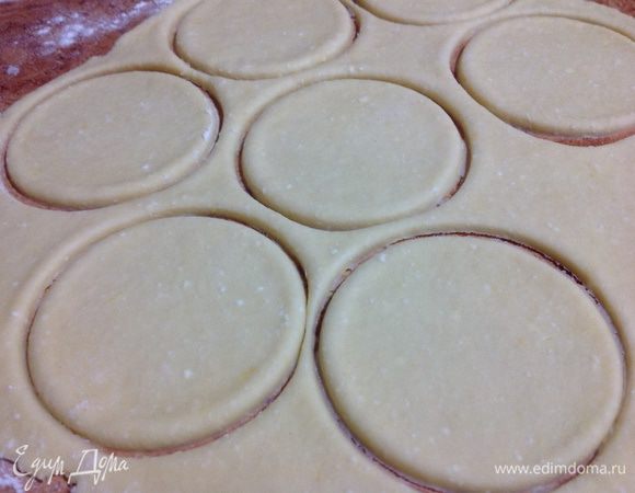 Затем раскатать тесто толщиной 5 мм и вырезать стаканом кружки.
