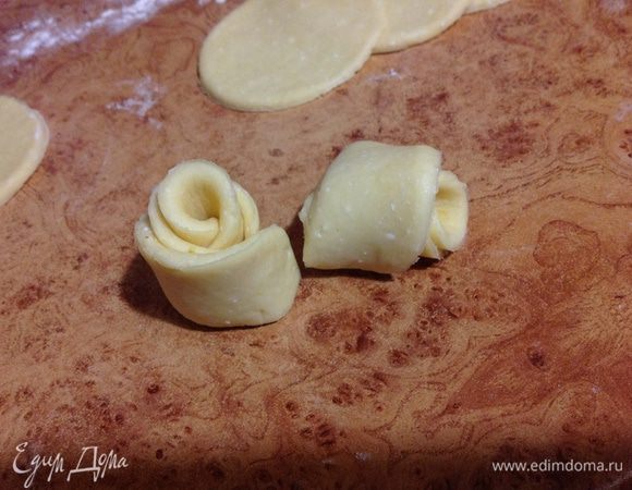 ..и разрезать ножом на две части.Таким образом у нас получается две розочка.
