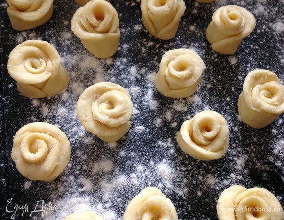 Расправить лепестки,присыпать сахаром. Выложить розочки на противень, присыпанный мукой, и выпекать в разогретой духовке до 180 градусов 15-20 минут.
