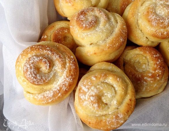 Готовые розочки посыпать сахарной пудрой, заварить чай или кофе и подавать к столу....приятного вам чаепития!!!:)