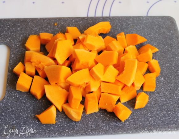 Тыкву почистим и порежем на кубики. Можно оставить так  или натереть на терке, но я ее подержала в микроволновке 4 минуты, затем пробила блендером.