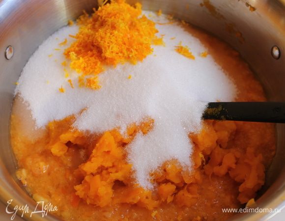 Добавим сахар, воду и цедру с одного апельсина.