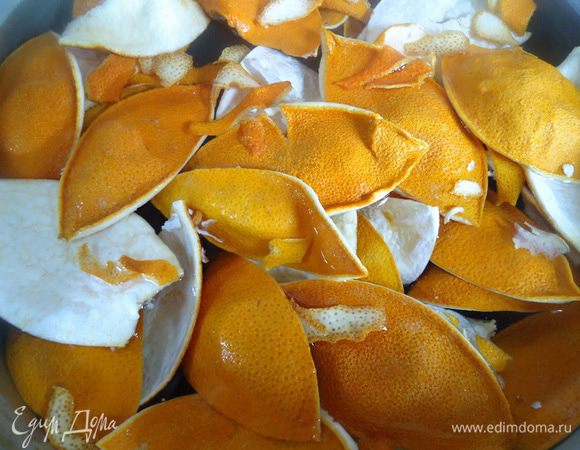 Сухие корки сложить в кастрюлю, залить 2,5 литрами холодной воды,