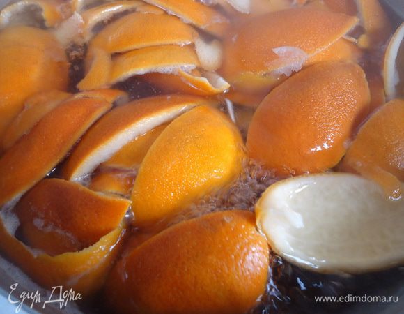 Дать закипеть, огонь немного убавить. Кипятить 10 минут.
