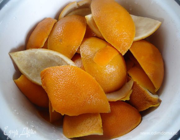 Затем  корки откинуть на дуршлаг, дать стечь жидкости и хорошо промыть водой.
Корки опять сложить в кастрюлю, залить 2,5 литрами холодной воды, добавить 1 ч.л. соли. Дать закипеть, огонь немного убавить. Кипятить 10 минут. По окончании промыть и опять повторить кипячение как в первый и во второй раз.
Прокипятив корки в третий раз и промыв под холодной водой оставить их стекать.
