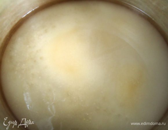 В кастрюлю, где варились корки всыпать сахар и залить его 1 стаканом кипятка. 
