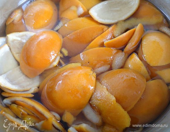 Аккуратно поместить корки в сироп.
После закипания варить 30-40 минут на медленном огне.
